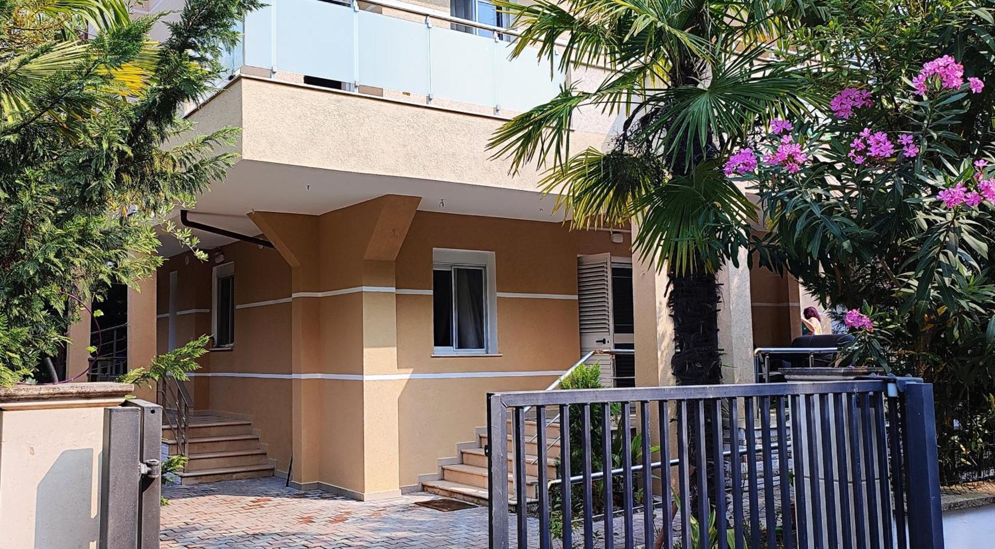 Apartment Seasons 1, Golem Kompleksi Dielli Qerret