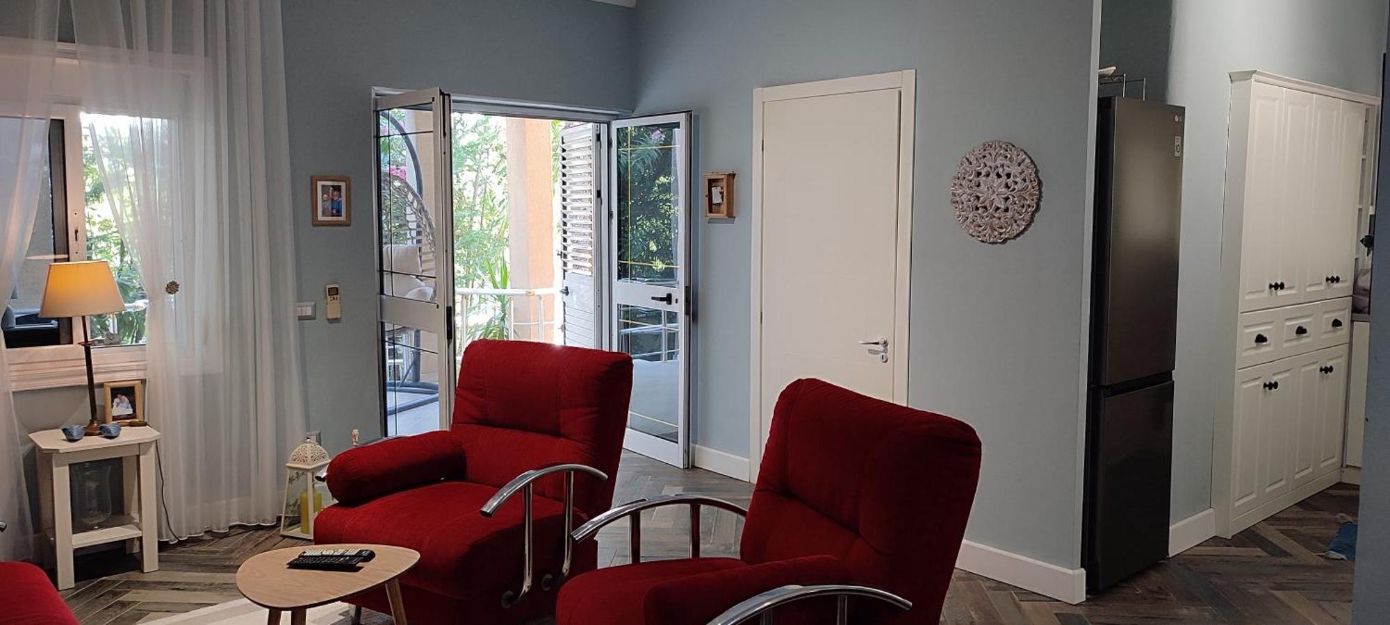 Apartment Seasons 1, Golem Kompleksi Dielli Qerret